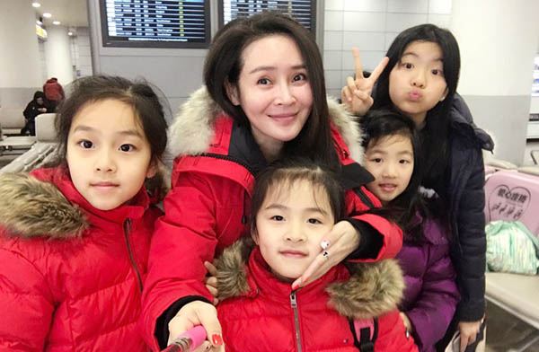于明加的两个女儿图片曝光,引得众网友齐喊丈母娘