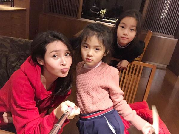 于明加的两个女儿图片曝光,引得众网友齐喊丈母娘