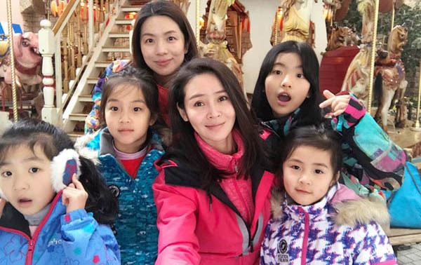 于明加的两个女儿图片曝光,引得众网友齐喊丈母娘