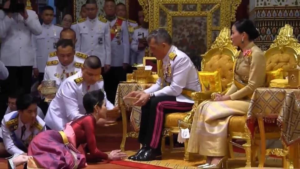 泰国国王可以娶几个老婆?现任泰国国王公开纳妃有几个妻子?