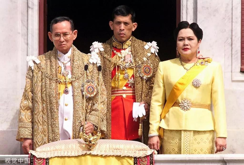 泰国国王可以娶几个老婆？现任泰国国王公开纳妃有几个妻子?