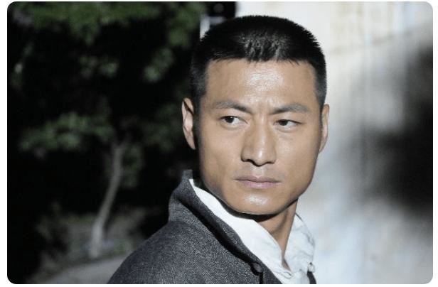 《潜伏》里马奎家里《独照峨眉峰》那张画是谁放进去的?