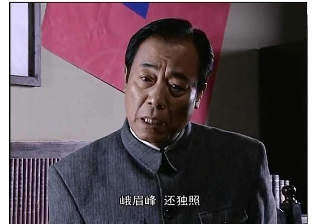 《潜伏》里马奎家里《独照峨眉峰》那张画是谁放进去的？