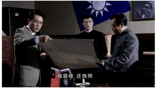 《潜伏》里马奎家里《独照峨眉峰》那张画是谁放进去的？