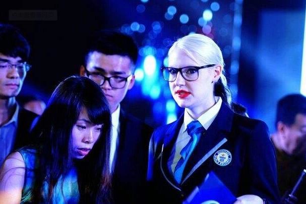 撒贝宁妻子的个人资料:美貌与智慧并存的女子