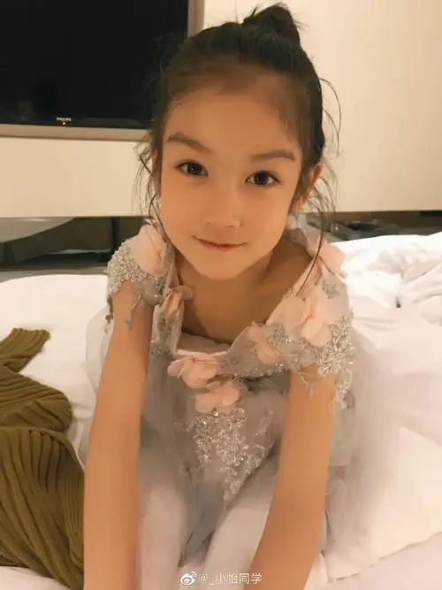 抖音小怡同学长相分析,小怡同学小时候的照片,整容前后对比