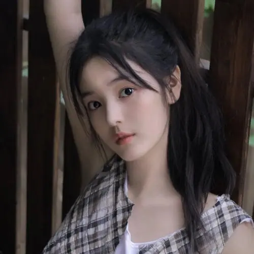 抖音小怡同学长相分析,小怡同学小时候的照片,整容前后对比