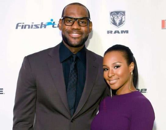 詹姆斯几个总冠军:詹姆斯的老婆布林森图片资料