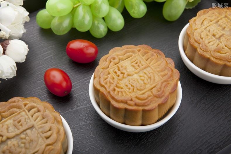 上海人台风天排长队买月饼 每人限购四盒
