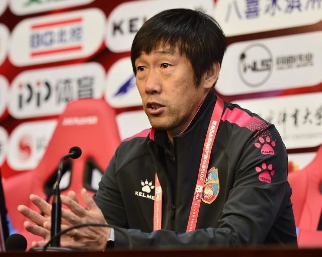 高洪波和里皮,为什么在输了比赛之后,马上在发布会上宣布辞职?