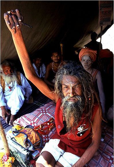 印度苦行僧残忍修行图片，印度苦行僧吃浮尸是真的吗？