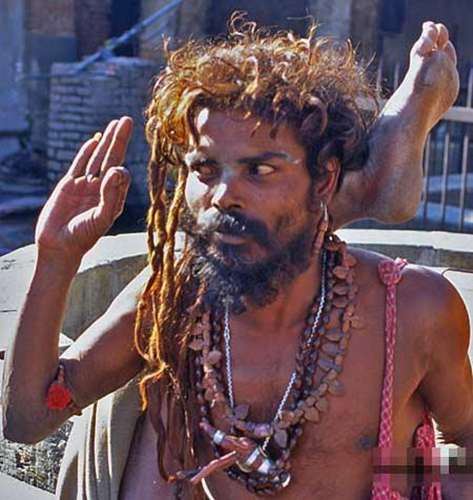 印度苦行僧残忍修行图片，印度苦行僧吃浮尸是真的吗？