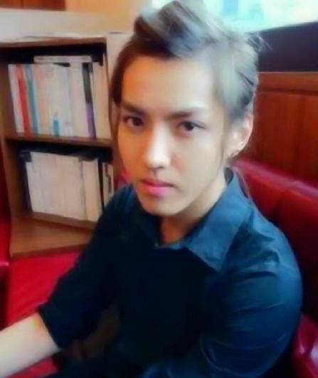吴亦凡酒吧抽烟照曝光,吴亦凡与女子约炮截图曝光