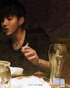 吴亦凡酒吧抽烟照曝光，吴亦凡与女子约炮截图曝光