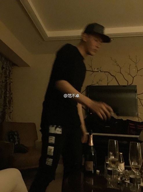 吴亦凡酒吧抽烟照曝光，吴亦凡与女子约炮截图曝光