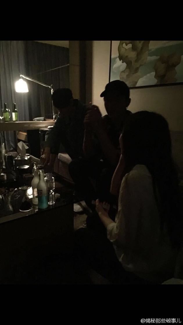 吴亦凡酒吧抽烟照曝光，吴亦凡与女子约炮截图曝光