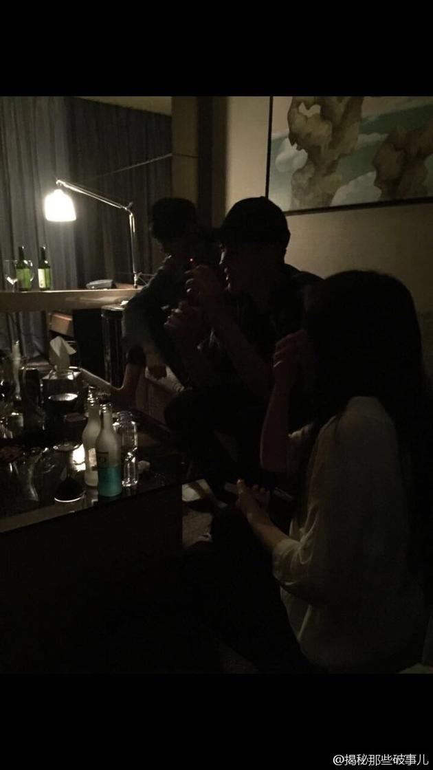 吴亦凡酒吧抽烟照曝光，吴亦凡与女子约炮截图曝光