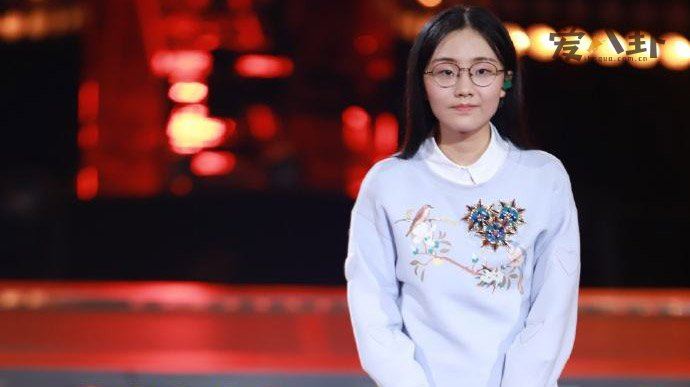 郭沁现状如何 她为何要坐在椅子上唱歌