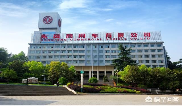 中国二汽东风汽车公司总部从十堰迁址武汉的主要原因是什么?迁址后对十堰发展有何影响?