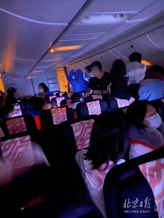 法航一班机客舱起火后返回首都机场 客舱传出异响并有黑烟冒出