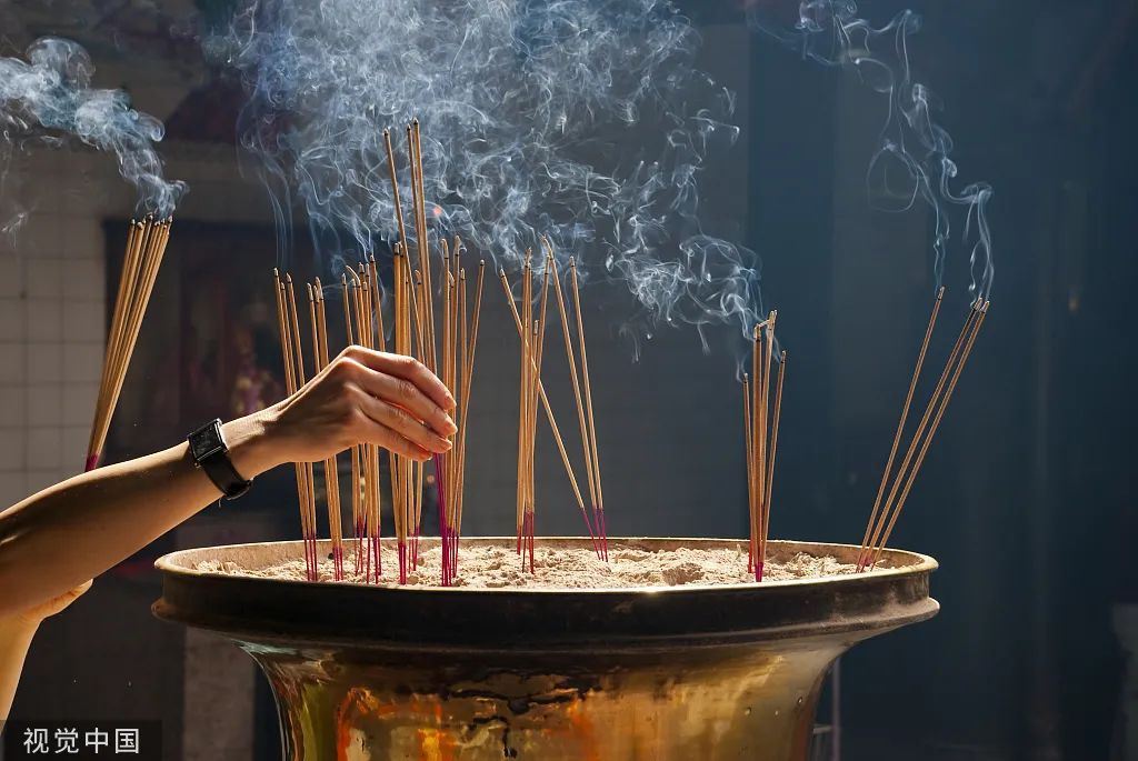 佛门寺院多了一群特殊的“女香客”！央视网：这群佛媛真是欲壑难填