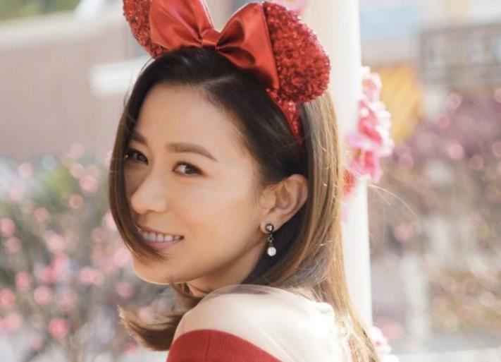 45岁佘诗曼晒近照，佘诗曼结婚了吗