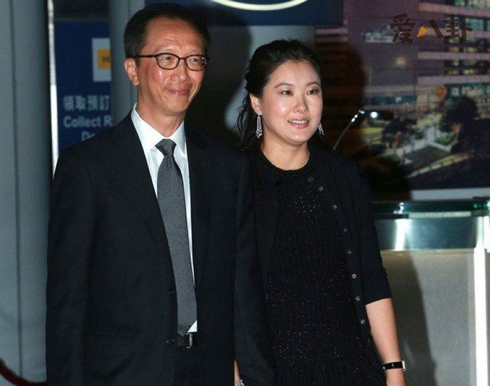 伏明霞为何嫁大26岁老公 伏明霞老公很有钱吗起底其身家