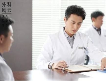 高露和靳东是啥关系