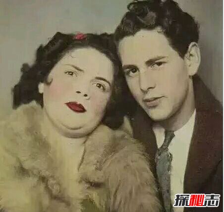 看懂才恐怖的灵异照片5张,一家人吃饭的恐怖图片(详解)