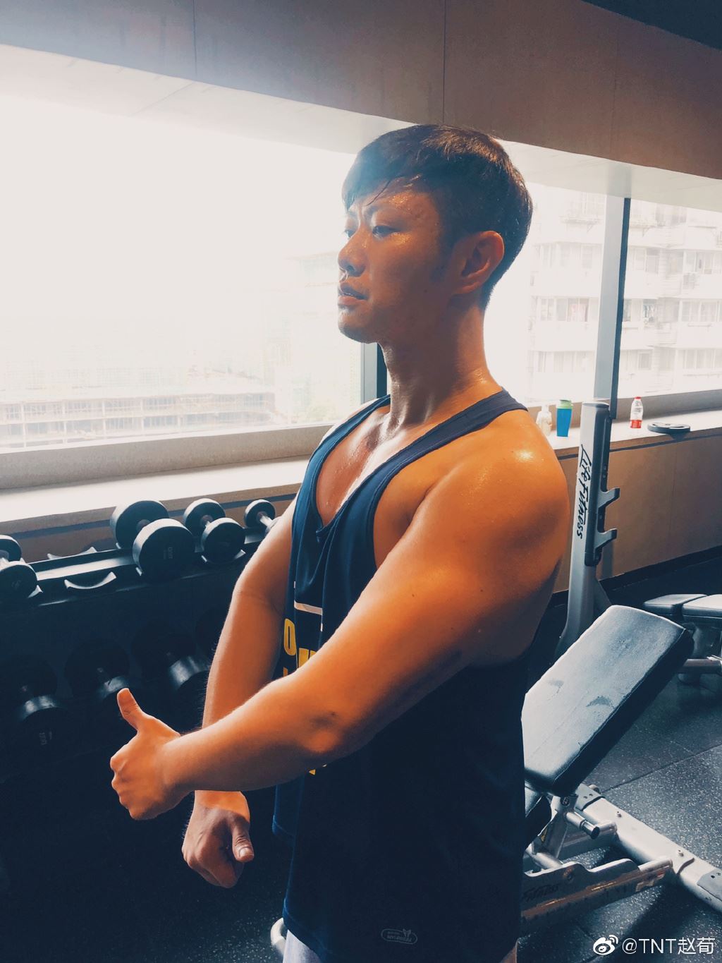 赵荀现在生活状况如何能走路了吗，他拍戏坠楼是怎么回事？