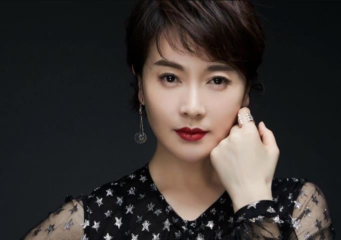 左小青个人简历真实身高，左小青第一任老公是谁