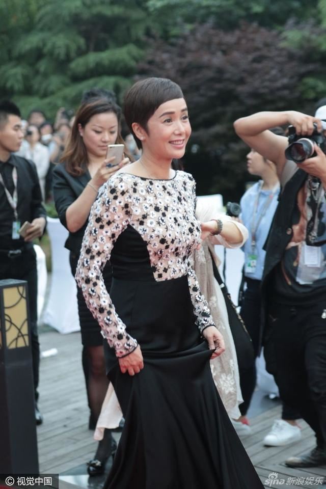 47岁蒋雯丽近照，体态丰腴，老公车震出轨后，被曝包养小鲜肉