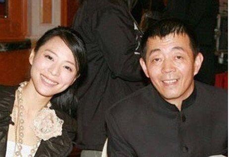 47岁蒋雯丽近照，体态丰腴，老公车震出轨后，被曝包养小鲜肉