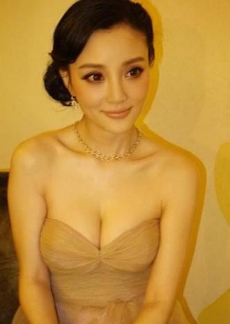 盘点疯狂挤胸爆乳抢镜的30位女星（图）