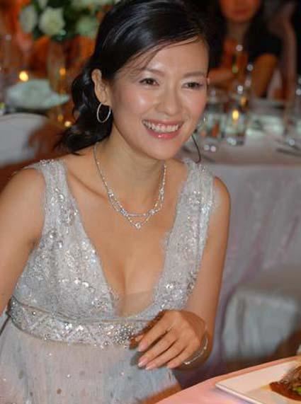 盘点疯狂挤胸爆乳抢镜的30位女星（图）