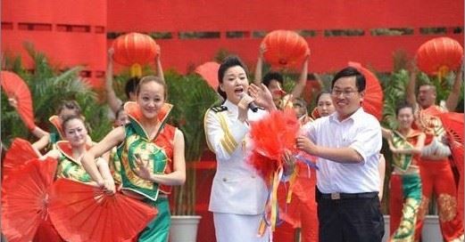 成龙爱发骚：与宋祖英起腻很扎眼!