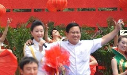 成龙爱发骚：与宋祖英起腻很扎眼!