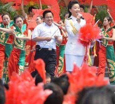 成龙爱发骚:与宋祖英起腻很扎眼!