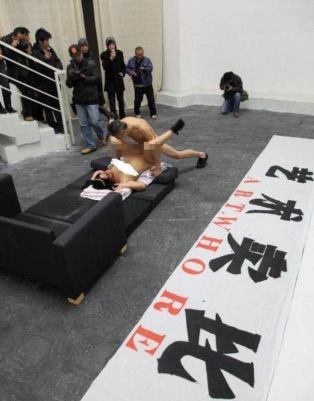 艺术卖比:行为艺术,男子当众展示性行为被警方带走