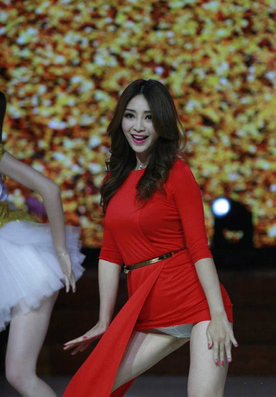 柳岩整容前旧照爆乳走光露底照（图）