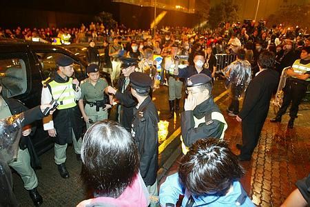 张国荣出殡现场百位大牌明星哀悼（图）