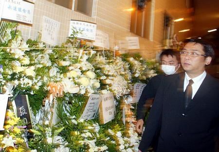 张国荣出殡现场百位大牌明星哀悼（图）