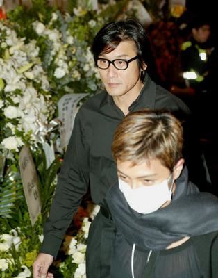 张国荣出殡现场百位大牌明星哀悼（图）