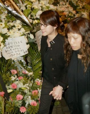 张国荣出殡现场百位大牌明星哀悼（图）