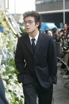 张国荣出殡现场百位大牌明星哀悼（图）