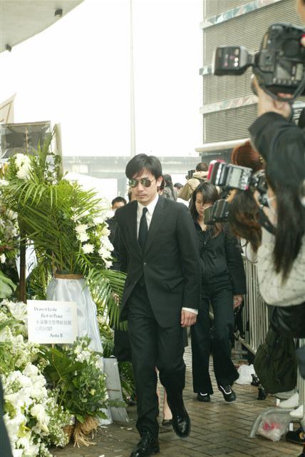 张国荣出殡现场百位大牌明星哀悼（图）