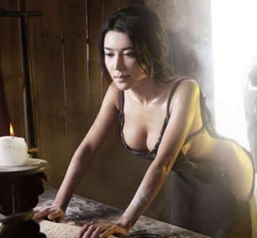 艳星龚玥菲疑似卖淫昔日不雅照曝光