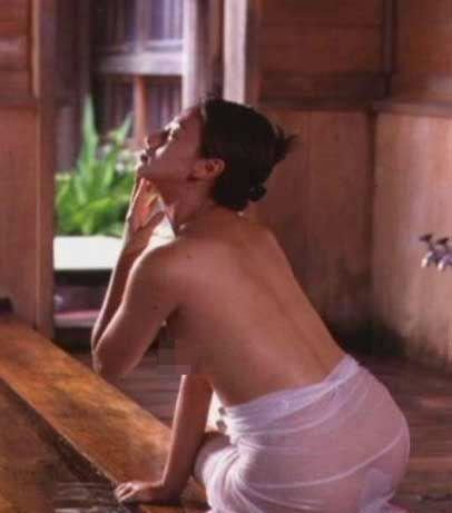 45岁翁虹早年大尺度​裸露艳照曝光（图）