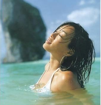 性感女神钟丽缇早年大尺度写真曝光(图)