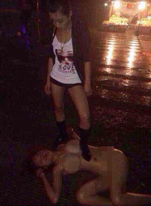 原配酒吧抓小三却被小三扒光扔街头 (图)